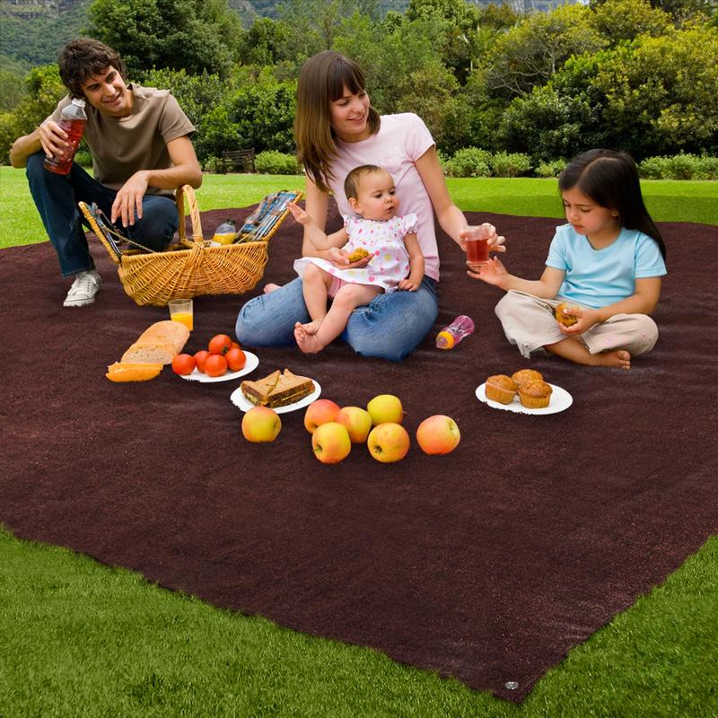 Fake grass carpets make picnics way more comfortable.